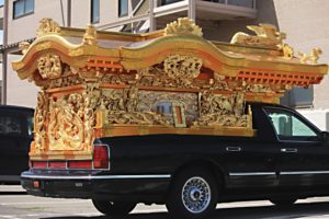 出棺とは？いつ行う？出棺式の流れや喪主挨拶の例文と服装マナー、霊柩車について徹底解説！