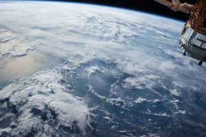 終活で考える宇宙葬の費用は？内容や日本の法律上の違法性などわかりやすく解説！